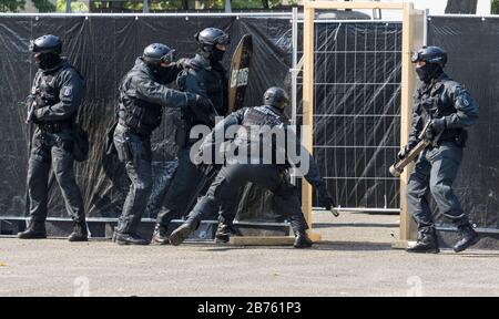 Polizeibeamte der Sondereinsatztruppe Berlin, SEK, simulierten am 11.09.2016 einen Anschlag. Das SEK präsentierte seine Arbeit am Tag der offenen Tür in der Landespolizeischule Berlin. [Automatisierte Übersetzung] Stockfoto