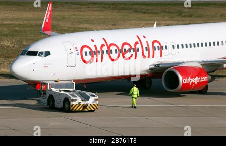 Air Berlin-Flugzeug am Flughafen Berlin-Tegel. Die angeschlagene Fluggesellschaft will die Hälfte ihrer Flugzeugflotte aufgeben. Die deutsche Lufthansa will etwa 40 Luftfahrzeuge übernehmen. Mit der Halbierung der Flotte will Air Berlin endlich profitabel werden. [Automatisierte Übersetzung] Stockfoto