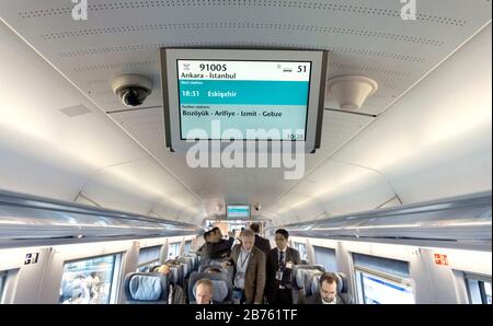 Die Besucher der InnoTrans Messe sitzen in einem Großraumwagen des Siemens Velaro Zugsystems. Eine Informationstafel zeigt die Zugstrecke von Ankara nach Istanbul in der Türkei, am 20.09.2016. Die türkische Staatsbahn TCDD hat auf dieser Strecke bereits einen Velaro in Betrieb. Bis 2017 folgen weitere sechs Velaro-Schnellzüge. [Automatisierte Übersetzung] Stockfoto