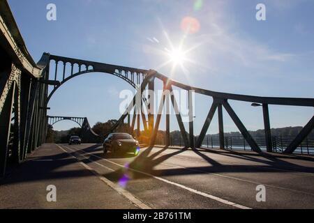 Autos fahren über die Glienicker Brücke . Die Glienicker Brücke bildet heute die Stadtgrenze zwischen Berlin und Potsdam und war zur Zeit der deutschen Teilung Grenzort und Umsteigepunkt für Spione aus Ost und West. [Automatisierte Übersetzung] Stockfoto