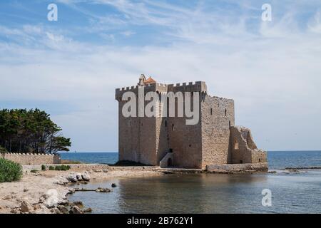 Saint-Honorat Insel, das befestigte Zisterzienserkloster. Cannes, Französische riviera, Lerins Inseln, Frankreich. Festung in Frankreich Stockfoto