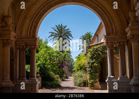 Wunderschönes friedliches Kloster der Erziner Stift auf der Insel Saint-Honorat an der klösterlichen Gemeinschaft der französischen Riviera in der Nähe von Cannes France Stockfoto