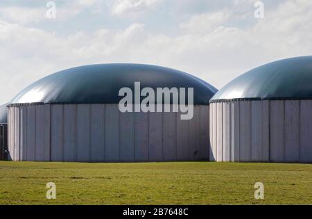 Blick auf eine Biogasanlage, am 16.03.2016. Energiegewinnung aus der Biomasseproduktion bei einem Agrarbetrieb in Nauen, Brandenburg. [Automatisierte Übersetzung] Stockfoto