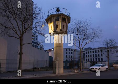 Der Aussichtsturm "BT 6" steht am 12.03.2016 in unmittelbarer Nähe des Potsdamer Platzes. Es wurde 1969 erbaut und ist einer von 200 Wachtürmen im Berliner Stadtgebiet, von denen DDR-Grenzsoldaten das Gebiet in der Nähe der Mauer zu dieser Zeit kontrollierten. [Automatisierte Übersetzung] Stockfoto