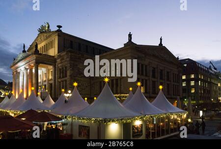 Weihnachtsmarkt am Berliner Gendarmenmarkt und Konzertsaal am 21.12.2015. [Automatisierte Übersetzung] Stockfoto