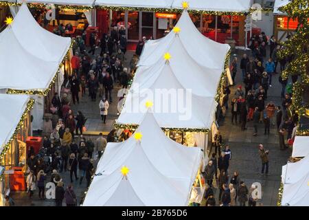 Gut besucht ist der Weihnachtsmarkt am Berliner Gendarmenmarkt am 21.12.2015. [Automatisierte Übersetzung] Stockfoto