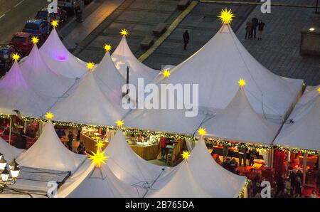 Gut besucht ist der Weihnachtsmarkt am Berliner Gendarmenmarkt am 21.12.2015. [Automatisierte Übersetzung] Stockfoto