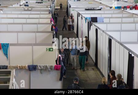 Am 09.12.2015 werden im ehemaligen Hangar des Flughafens Tempelhof provisorische Räume mit Betten in einer Notunterkunft für Flüchtlinge eingerichtet. Der Flughafen Tempelhof dient der Stadt Berlin als Notunterkunft für Flüchtlinge. [Automatisierte Übersetzung] Stockfoto