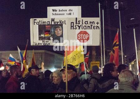 Pegida Demo am 2. November 2015 auf dem Theaterplatz in Dresden. Pegida Gruender Bachmann verglich bei dieser Kundgebung Bundesjustizminister Heiko Maas mit Reichspropagandaminister Joseph Goebbels. Ein Plakat zeigt Bundeskanzlerin Angela Merkel. [Automatisierte Übersetzung] Stockfoto