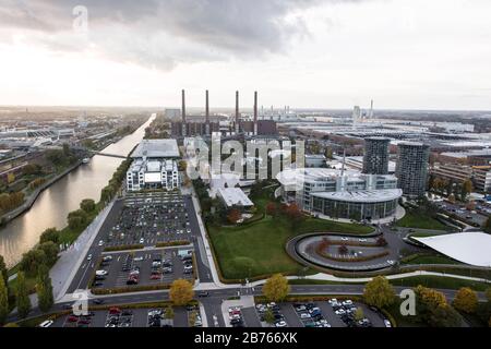 Luftbild des VW-Werks und der Autostadt in Wolfsburg. Wolfsburg vorbei. Die Stadt Wolfsburg reagiert auf die eskalierende Abgaskrise bei Volkswagen. Die Stadt verfügte über einen Budgetstopp und einen Einstellungsstopp. Volkswagen ist der größte Arbeitgeber der Stadt. [Automatisierte Übersetzung] Stockfoto