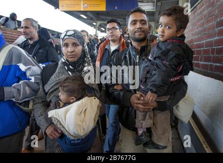 Flüchtlinge sind am 01.10.2015 mit einem Sonderzug am Bahnhof Schönefeld angekommen. Sie werden dann mit dem Bus zur Unterkunft nach Berlin gebracht. [Automatisierte Übersetzung] Stockfoto