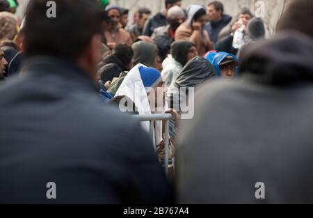 Asylsuchende Flüchtlinge werden am 9. Oktober 2015 beim Berliner Landesamt für Gesundheit und Soziales LaGeSo auf ihre Registrierung warten. [Automatisierte Übersetzung] Stockfoto