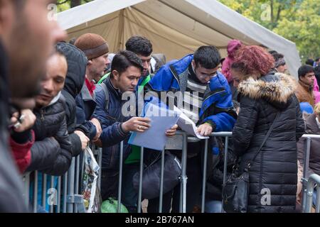 Asylsuchende Flüchtlinge werden am 9. Oktober 2015 beim Berliner Landesamt für Gesundheit und Soziales LaGeSo auf ihre Registrierung warten. [Automatisierte Übersetzung] Stockfoto