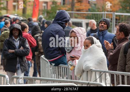 Asylsuchende Flüchtlinge werden am 9. Oktober 2015 beim Berliner Landesamt für Gesundheit und Soziales LaGeSo auf ihre Registrierung warten. [Automatisierte Übersetzung] Stockfoto