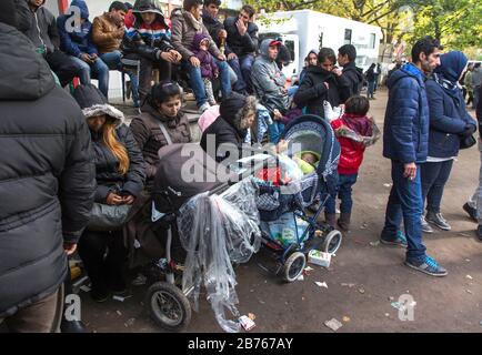 Asylsuchende Flüchtlinge werden am 9. Oktober 2015 beim Berliner Landesamt für Gesundheit und Soziales LaGeSo auf ihre Registrierung warten. [Automatisierte Übersetzung] Stockfoto