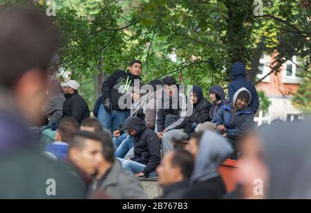 Asylsuchende Flüchtlinge werden am 9. Oktober 2015 beim Berliner Landesamt für Gesundheit und Soziales LaGeSo auf ihre Registrierung warten. [Automatisierte Übersetzung] Stockfoto