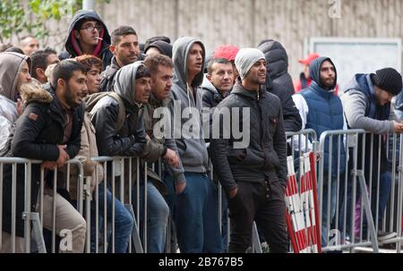 Asylsuchende Flüchtlinge werden am 9. Oktober 2015 beim Berliner Landesamt für Gesundheit und Soziales LaGeSo auf ihre Registrierung warten. [Automatisierte Übersetzung] Stockfoto