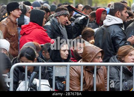 Asylsuchende Flüchtlinge werden am 9. Oktober 2015 beim Berliner Landesamt für Gesundheit und Soziales LaGeSo auf ihre Registrierung warten. [Automatisierte Übersetzung] Stockfoto