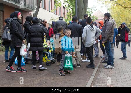 Asylsuchende Flüchtlinge werden am 9. Oktober 2015 beim Berliner Landesamt für Gesundheit und Soziales LaGeSo auf ihre Registrierung warten. [Automatisierte Übersetzung] Stockfoto