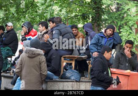 Asylsuchende Flüchtlinge werden am 9. Oktober 2015 beim Berliner Landesamt für Gesundheit und Soziales LaGeSo auf ihre Registrierung warten. [Automatisierte Übersetzung] Stockfoto