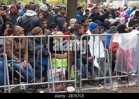 Asylsuchende Flüchtlinge werden am 9. Oktober 2015 beim Berliner Landesamt für Gesundheit und Soziales LaGeSo auf ihre Registrierung warten. [Automatisierte Übersetzung] Stockfoto