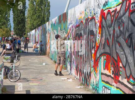 Graffiti Sprayer im Berliner Mauerpark, am 30.08.2015 [automatisierte Übersetzung] Stockfoto