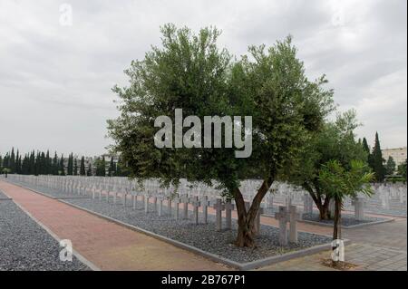 22.05.2015 Saloniki/Griechenland. Der alliierte Friedhof von Zeitenlik. Auf dem Friedhof leben 22.060 Soldaten aus Frankreich, Serbien, Italien, Großbritannien und Russland, die im ersten Weltkrieg auf griechischem Boden fielen. Gräber im französischen Bereich des Friedhofs. [Automatisierte Übersetzung] Stockfoto