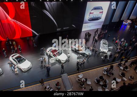 Die Besucher der 66. IAA Cars Frankfurt am Main werden sich am 16.09.2015 auf dem Mercedes Benz Stand mit den neuesten Mercedes-Modellen beschäftigen. [Automatisierte Übersetzung] Stockfoto