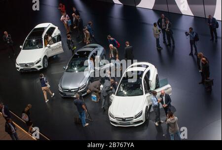 Die Besucher der 66. IAA Cars Frankfurt am Main werden sich am 16.09.2015 auf dem Mercedes Benz Stand mit den neuesten Mercedes-Modellen beschäftigen. [Automatisierte Übersetzung] Stockfoto