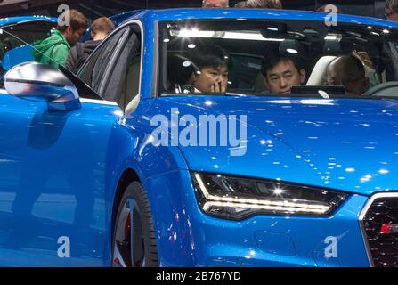 Am 16. September 2015 sitzen asiatische Besucher der 66. IAA Cars Frankfurt am Main in einem Audi A6 auf dem Audi-Stand. [Automatisierte Übersetzung] Stockfoto