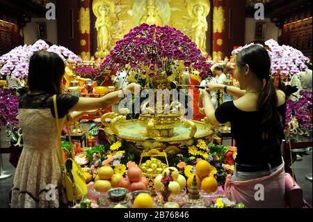 SINGAPUR, 19. Februar 2015 buddhistische Gläubige am ersten Tag der mehrtägigen chinesischen Neujahrsfeier im Buddha-Zahnrelikempel in Singapurs Chinatown. Das neue Jahr basiert auf dem chinesischen Mondkalender und steht unter dem Zeichen der Schafe oder der Ziege. Der Tempel ist eine der vielen Sehenswürdigkeiten des Stadtstaats, von denen drei Viertel aus Menschen chinesischer Abstammung bestehen. [Automatisierte Übersetzung] Stockfoto