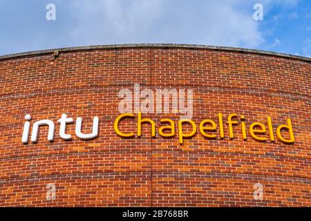 Hinweisschild Intu im EINKAUFSZENTRUM INTU Chapelfield im Zentrum von Norwich. Intu Shopping Centers UK. Stockfoto