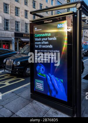 Coronavirus Health Advice Poster in Central London. Informationen Zu Coronavirus. Poster "Covid-19 Gesundheitsinformationen". Stockfoto