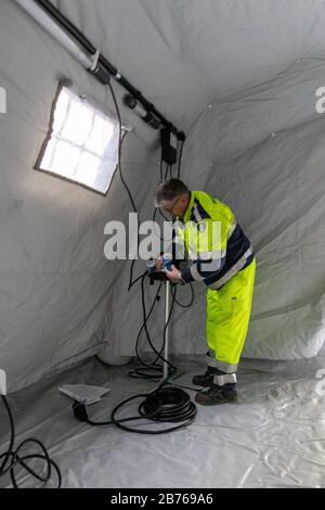 Ferrara, 13. März 2020. Freiwillige des italienischen Katastrophenschutzes ÒProtezione CivileÓ montieren ein Sanitätszelt wegen eines Coronavirus-Notfalls in Ferrara, Italien. Kredit: Filippo Rubin / Alamy Live News Stockfoto