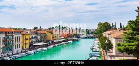 Pescheira del Garda, Lombardei, Italien - 20. August 2019 - Tourismus im Stadtzentrum am Gardasee Stockfoto