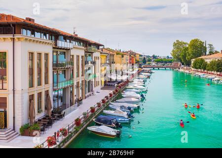 Pescheira del Garda, Lombardei, Italien - 20. August 2019 - Tourismus im Stadtzentrum am Gardasee Stockfoto