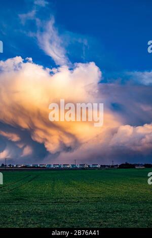 Dramatischer farbenfroher Himmel, vor Sturm und bei Sonnenuntergang. Riesige Wolken bilden. Stockfoto