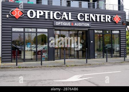 Bordeaux, Aquitanien/Frankreich - 03 11 2020: Optische Mitte Logo Shop Schild Shop französische Marke Optikerbrille Stockfoto