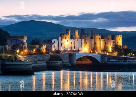 Jahrhundert befestigtes Conwy Castle in Twilight, Conwy, Wales, Großbritannien Stockfoto