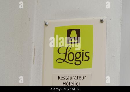 Bordeaux, Aquitanien/Frankreich - 03 07 2020: logis Hotelschild Gebäudefassade in der Straße Stockfoto