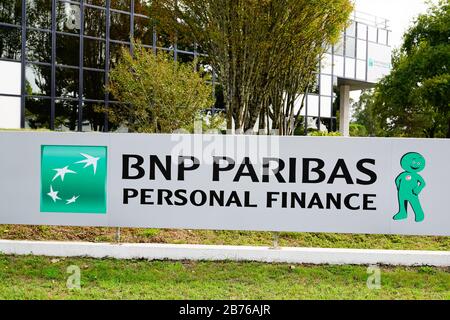 Bordeaux, Aquitanien/Frankreich - 09 27 2019: bnp paribas Personal Finance französisches multinationales Banklogo-Zeichenbüro Stockfoto