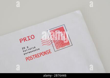 Bordeaux, Aquitanien / Frankreich - 10 15 2019 : Marianne-Rot-Briefmarke und Umschlag Stockfoto