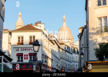 Abendsonnenlicht auf den Kuppeln von Basilique du Sacre Coeur und den Gebäuden von Montmartre, Paris, Frankreich Stockfoto