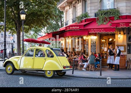 Classic Citroen - Le Deux Chevaux geparkt im Cafe Saint Louis auf Ile Saint Louis, Paris, Frankreich Stockfoto