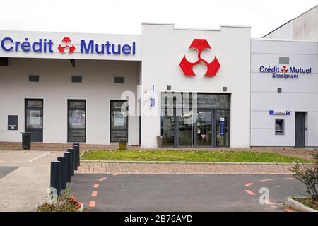 Bordeaux, Aquitanien/Frankreich - 01 20 2020: Kredit-Mutuel-Fassaden französische Zeichen Bank-Logo-Büro-Beschilderung an der Gebäudefassade in der Straße Stockfoto