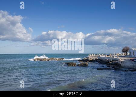 Landschaftlich schöner Anblick in Monopoli, Provinz Bari, Apulien, Süditalien. Stockfoto