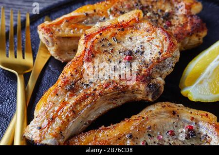 Gerippte Schweinefleischkoteletts auf einem Teller Stockfoto