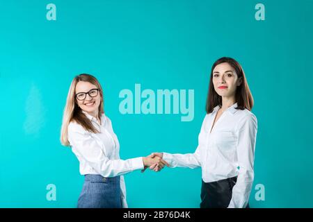 Geschäftsfrau schüttelt die Hände, konzeptnah oder partnerschaftlich. Zwei Frauen-Partner, die nach der Unterzeichnung eines Geschäftsvertrages handschütteln. Abschluss des Angebots Stockfoto