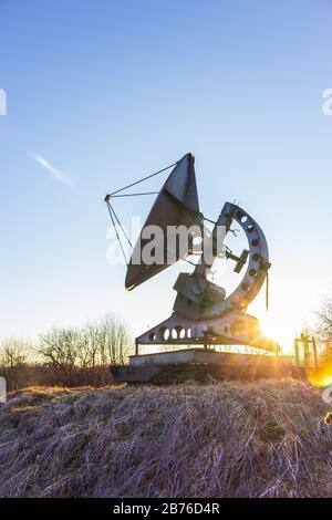 Radioteleskopantenne im Astronomie-Satelliten des Sonnenuntergangs Stockfoto