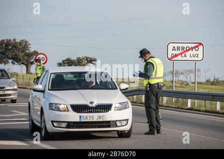 Die Zivilwache bewacht den Eingang von Arroyo de la Luz wegen der COVID19-Fälle. Stockfoto